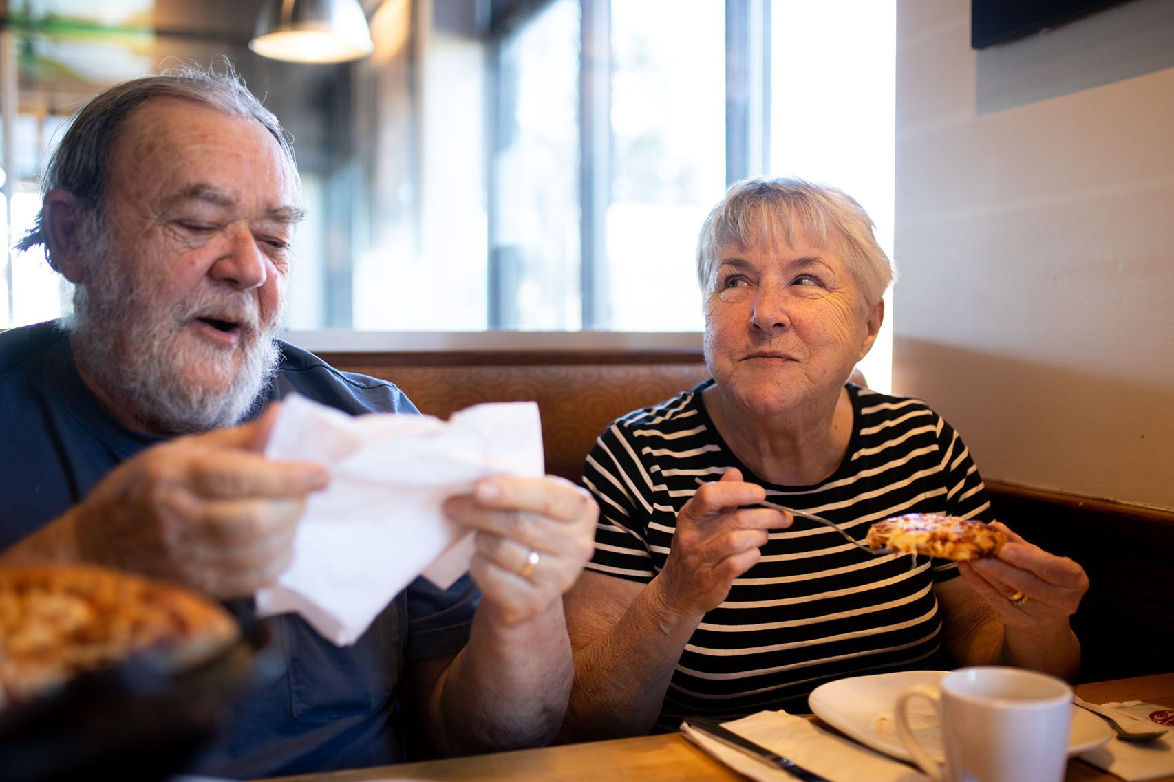 Man and woman eating pIzza