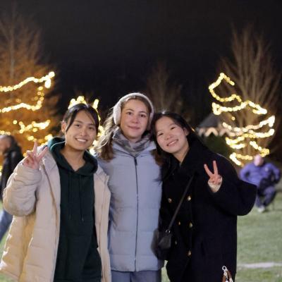 girls at christmas tree lighting